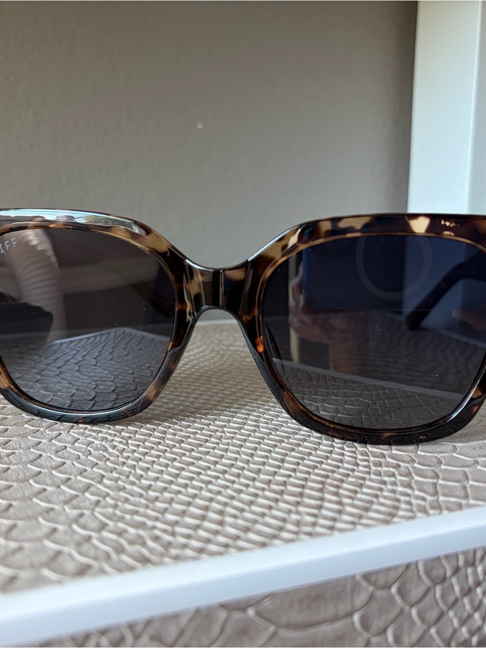 Diff Eyewear Tortoiseshell Oversized Sunglasses - Brown Gradient - Picture 4 of 5
